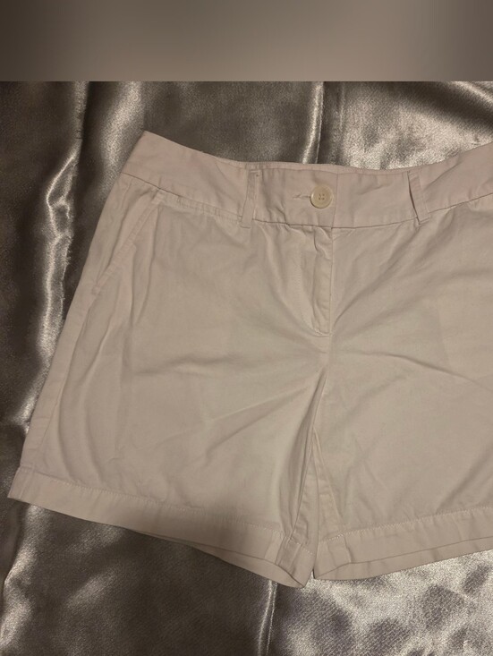 LOFT Pants - White Shorts Ann Taylor LOFT size 6 Classic Women's White Shorts Casual